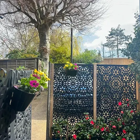 Cosy Boutique Retreat, Courtyard & Free Parking