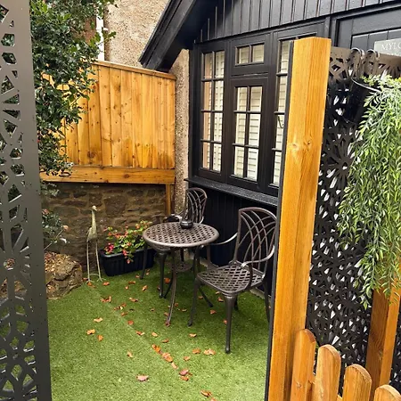 Cosy Boutique Retreat, Courtyard & Free Parking *