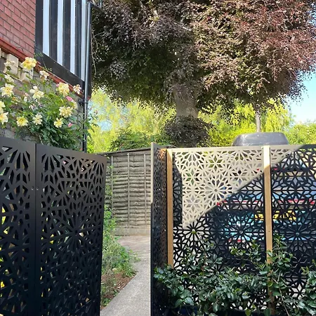 Cosy Boutique Retreat, Courtyard & Free Parking