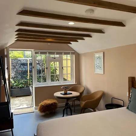Cosy Boutique Retreat, Courtyard & Free Parking Lägenhet