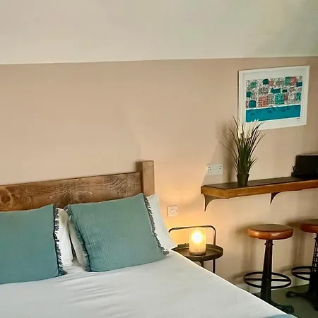 Cosy Boutique Retreat, Courtyard & Free Parking *